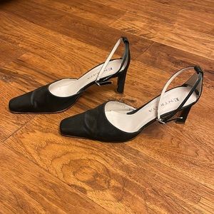 Entrata Spanish Leather Black Heels